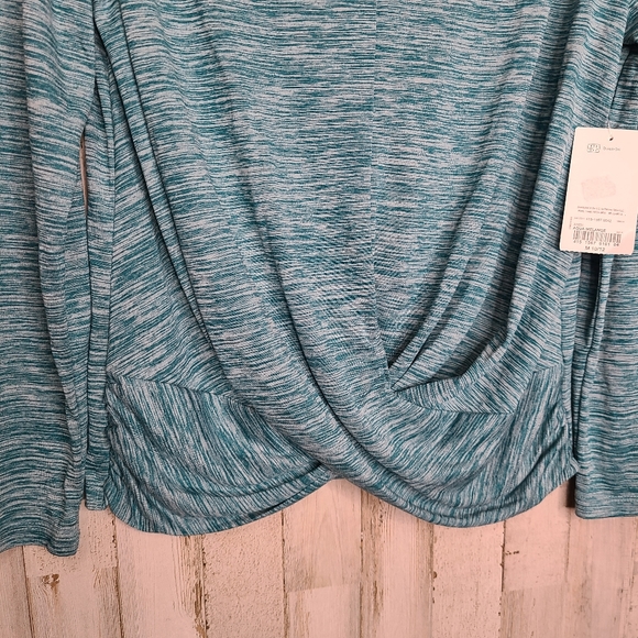 Xersion Girl's Aqua Space Dyed Athletic Shirt Long Sleeve NWT Size Medium 10/12 - Picture 3 of 8